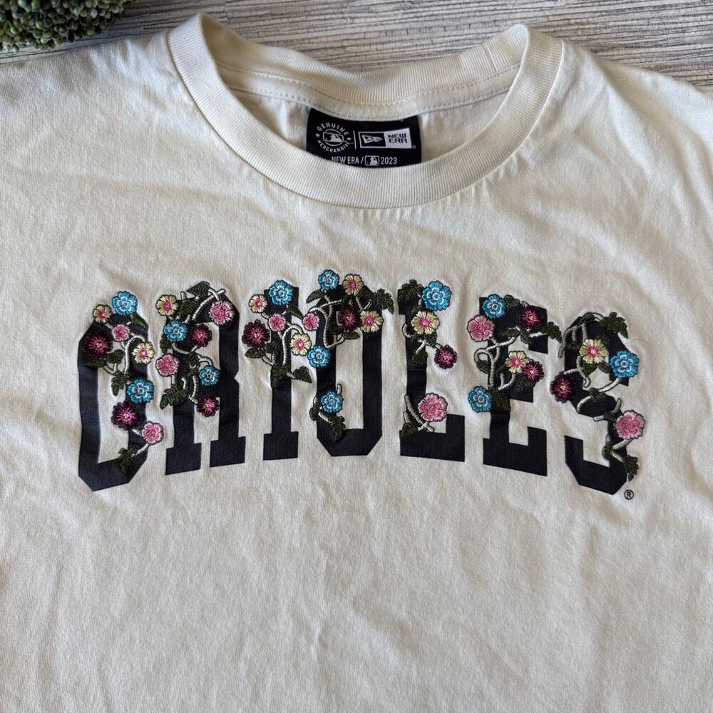 New Era Baltimore Orioles Cream Cropped Floral Graphic T-Shirt Size Medium - Picture 2 of 8